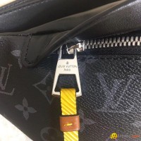 iscovery Bumbag               M45220 Monogram Eclipse canvas belt bag