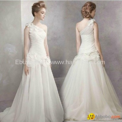 Vera wang one shoulder wedding dress with train designpicture1